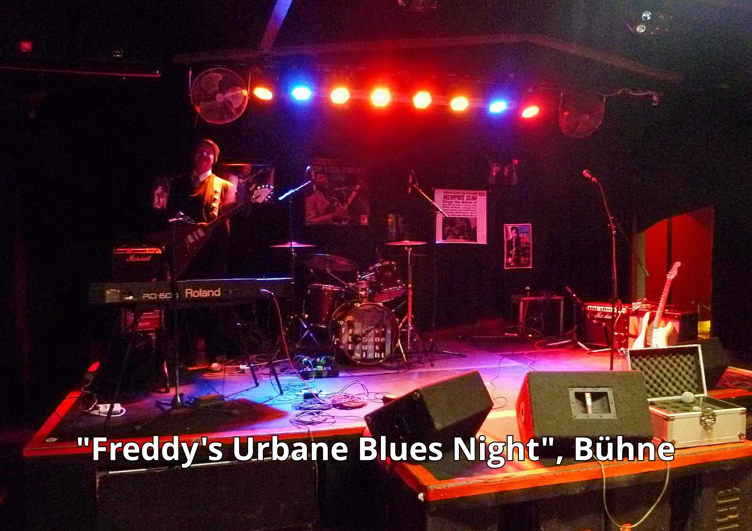"Freddy's Urbane Blues Night" - Die Bühne im "Indra" (Dekoration & Backline), links Co-Organisator Frank Gärtner