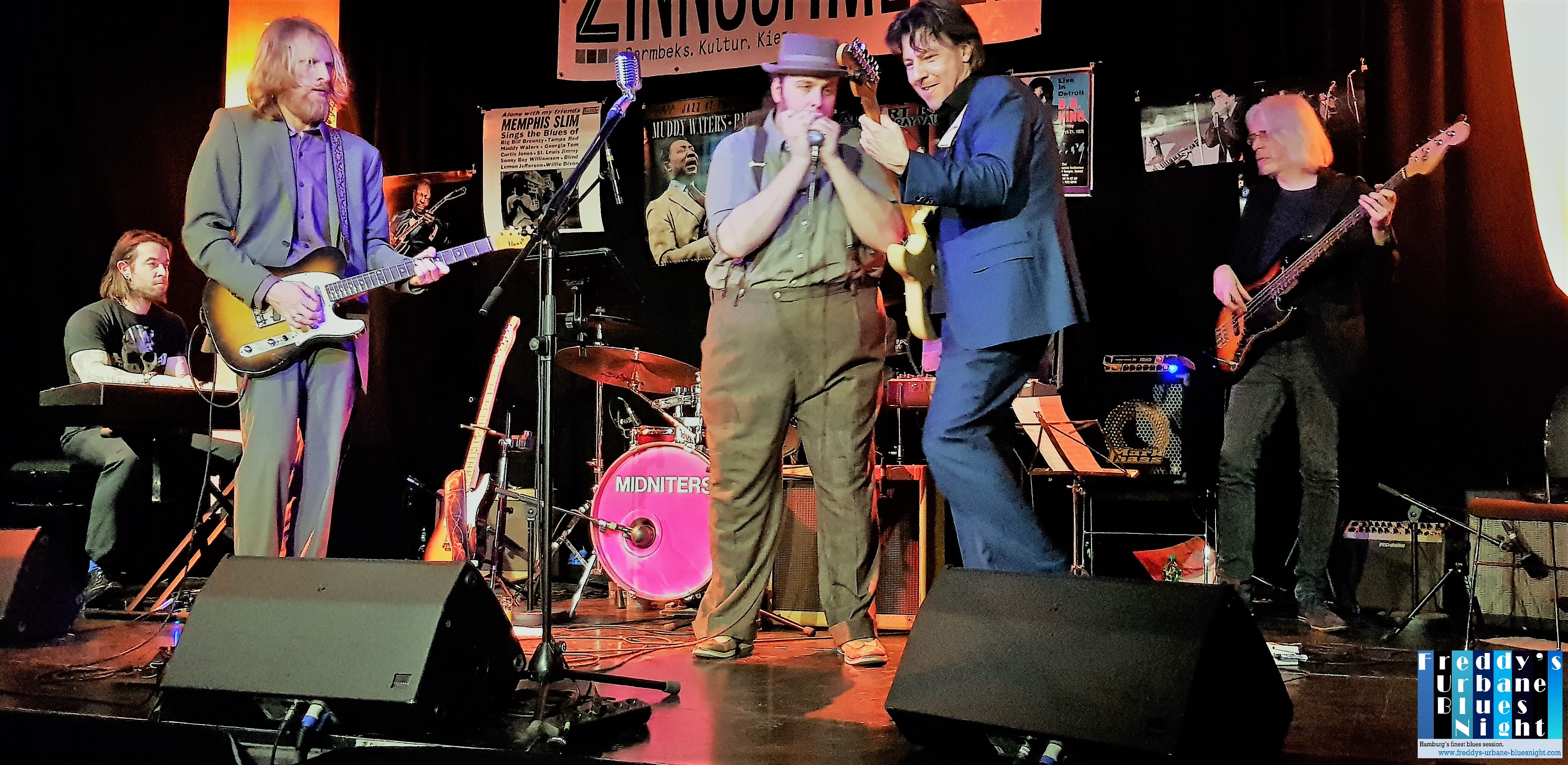 Die Hausband der "4. Freddy's Urbane Blues Night" am 08.02.2019 in der "Zinnschmelze" in Hamburg-Barmbek. Von links: Julian Bergerhoff (Klavier), Robert Wendt (Gitarre), Hendrik Südhaus (Gesang, Mundharmonika), Werner Franzkowski (verdeckt; Schlagzeug), Frederik Schlenk (Gitarre), Karlo Buerschaper (Bass). Foto: Tom Jack.
