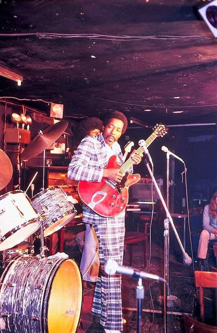 Foto 21:
Who is this!?… Luther Allison?...