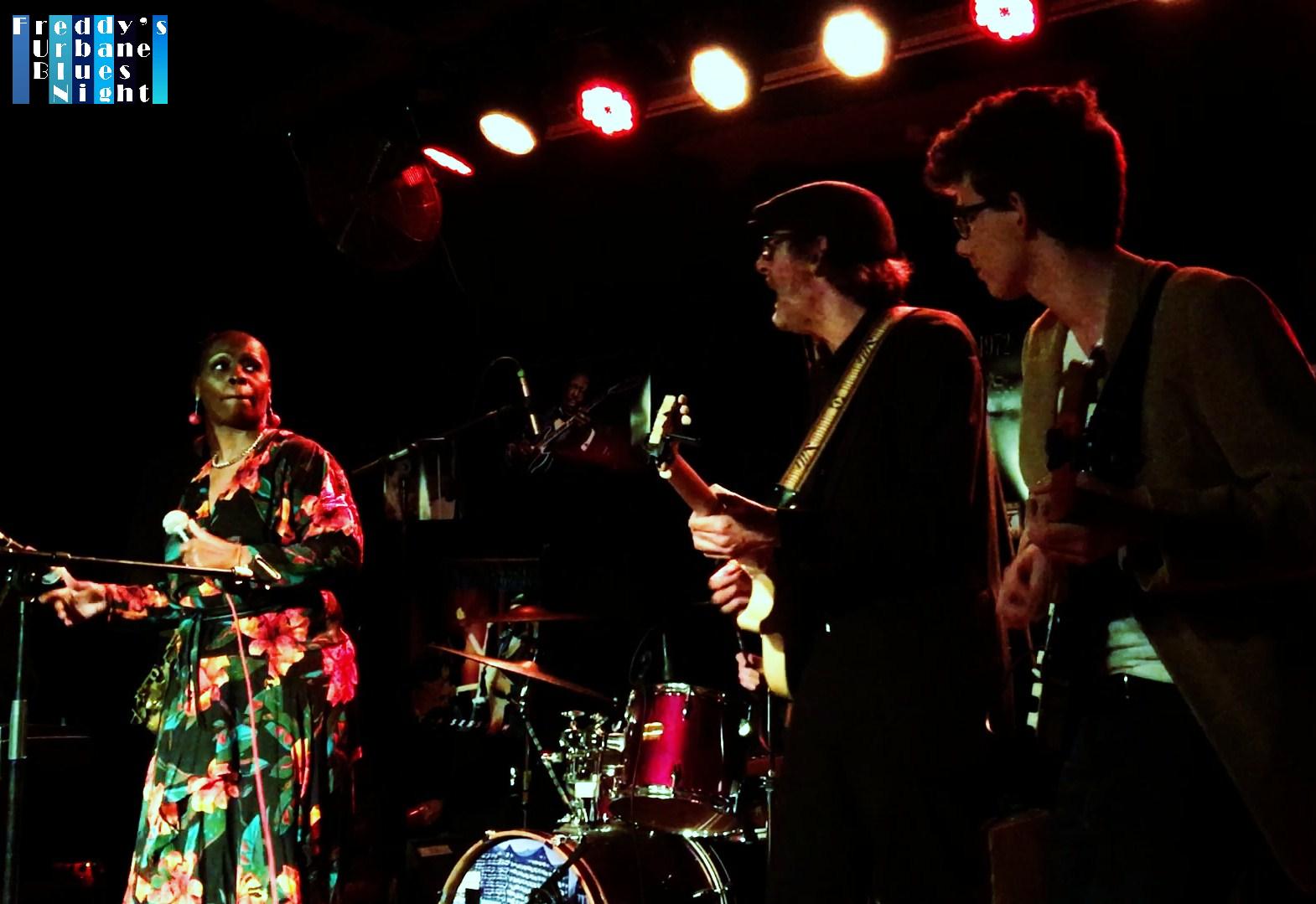 von links: Die Sängerin Adi Wolf, der Gitarrist Jan Mohr und der junge Tom auf "Freddy's Urbane Blues Night" am 29.03.2018 im "Indra" in Hamburg. (c) Foto by Frederik Schlenk