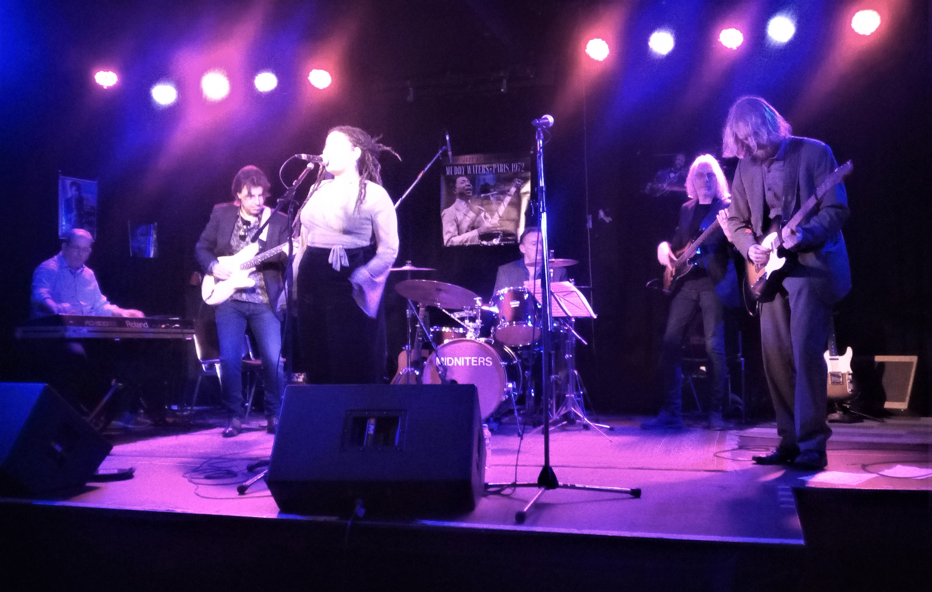 Hausband der "5. Freddy's Urbane Blues Night" am 09.03.2019 in der "Honigfabrik" in Hamburg. Von li. nach re.: Marc Witte (Klavier), Frederik Schlenk (Gitarre), Miriam Thomas (Gesang), Werner Franzkowski (Schlagzeug), Karlo Buerschaper (Bass), Robert Wendt (Gitarre).