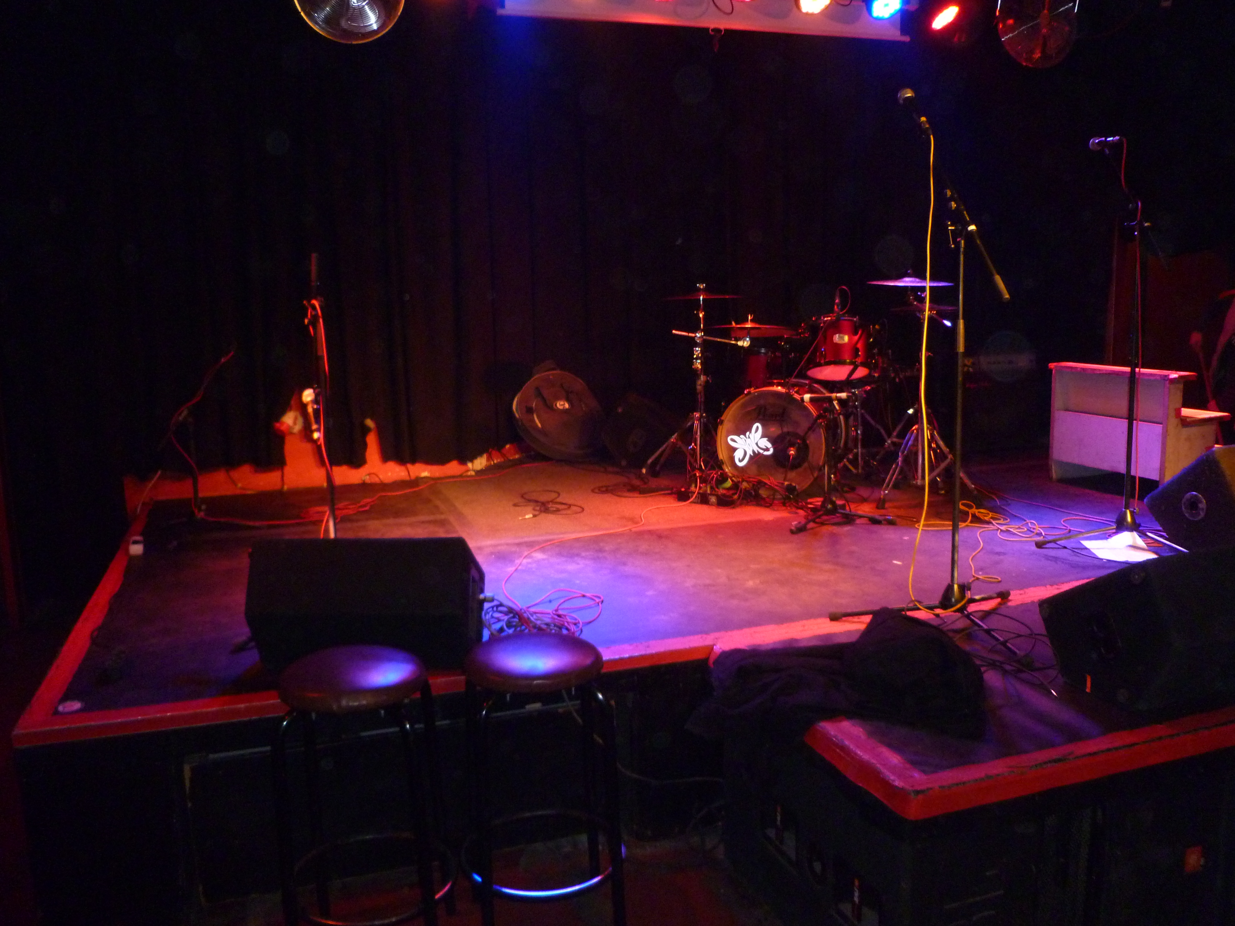 Backline im Indra. (c) Foto by Frederik Schlenk, 09.03.2018.