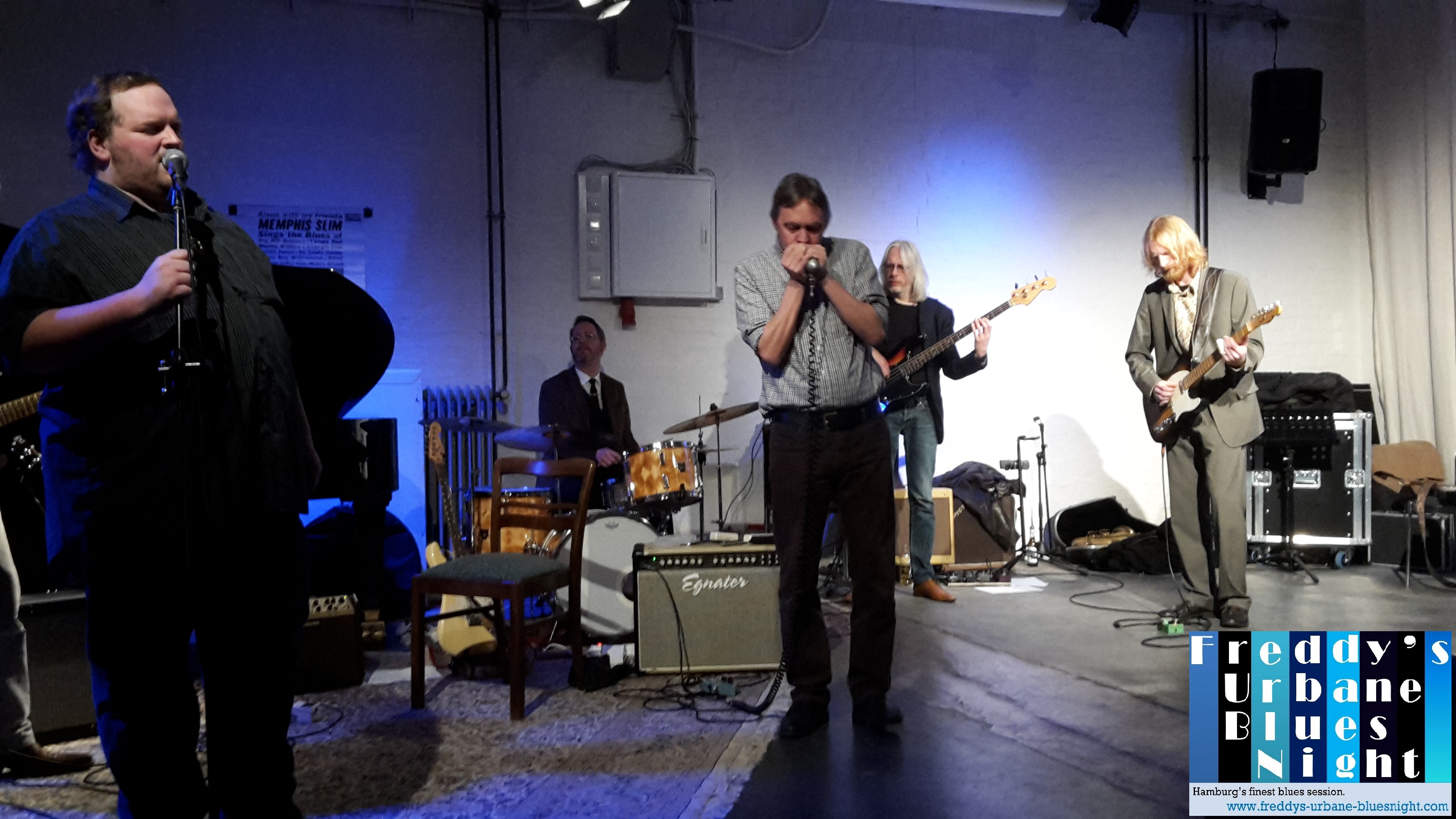 3. "Freddy's Urbane Blues Night" am 04.01.2019 in der "Kulturwerkstatt Hamburg". Von links nach rechts: Reinhard (piano; verdeckt), Guido Molzberger (vocals), Sebastian Hofacker (drums), Andreas Martens (hca.), Karlo Buerschaper (bass), Robert Wendt (slide guitar). (Foto: H. M. Schmidt)